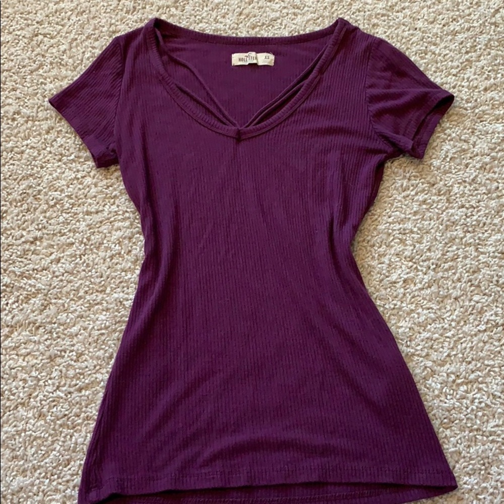 short sleeve Hollister tee with front design!